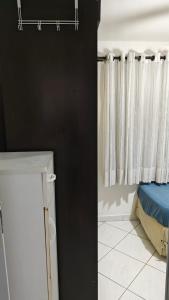 - une chambre avec un mur noir et un lit dans l'établissement Refúgio Santista - sua casa fora de casa com estacionamento, à Santos