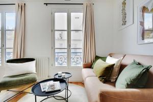巴黎的住宿－Amazing Apartment 1BR4P Cremieux Gare de Lyon，客厅配有沙发和桌子