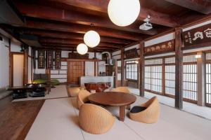 Pokój ze stołem i krzesłami w pokoju w obiekcie 楽善堂Rakuzendo w mieście Aizu-Wakamatsu