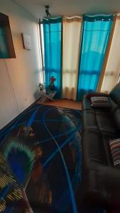 サンティアゴにあるEco encalada 2527のリビングルーム(ソファ、青いカーテン付)