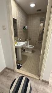 a bathroom with a sink and a toilet and a shower at شقة مودرن حي الروضة in Jeddah