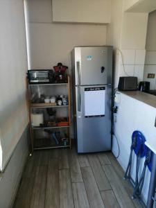 una cucina con frigorifero e pavimenti in legno di Espectacular vista y central a Viña del Mar