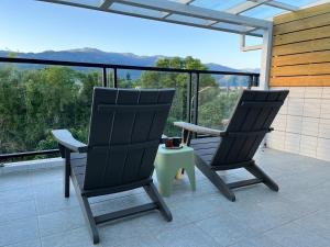 due sedie e un tavolo su un balcone con vista di Annong Image Vacation Home a Sanxing