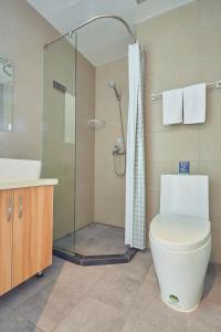 a bathroom with a shower and a toilet and a sink at DuoDuo Hotel Apartment - Yiwu International Trade City in Yiwu