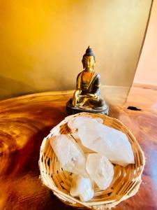 una estatua de un buddha y una cesta en Kalis Inn en Alto Paraíso de Goiás