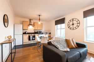 a living room with a couch and a kitchen at Marigold- 2 Bedroom, Sleeps 5 in Southampton