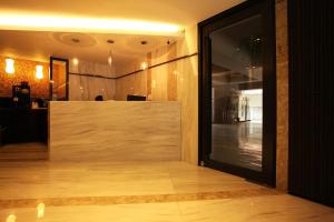 hol z dużym drewnianym blatem w budynku w obiekcie Lime hotel w mieście Suwon