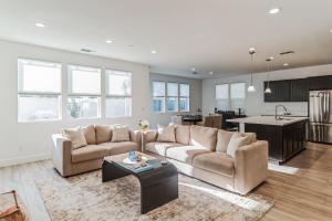 a living room with two couches and a kitchen at Modern family-friendly home, Napa, wine country, private backyard, fire pit in Fairfield