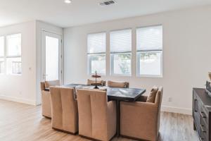 a dining room with a table and chairs at Modern family-friendly home, Napa, wine country, private backyard, fire pit in Fairfield