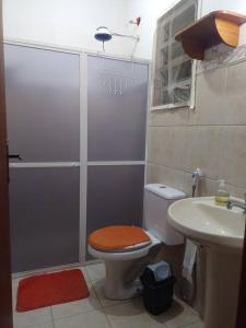 La salle de bains est pourvue d'une douche, de toilettes et d'un lavabo. dans l'établissement Casa de praia Pitória São Pedro da Aldeia, à São Pedro da Aldeia