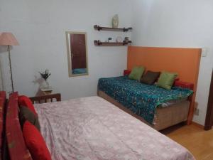 - une chambre avec un lit, un miroir et un sidx sidx dans l'établissement Casa de praia Pitória São Pedro da Aldeia, à São Pedro da Aldeia