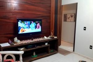 uma televisão de ecrã plano em cima de uma parede de madeira em Casa em Balneário Camboriú em Balneário Camboriú