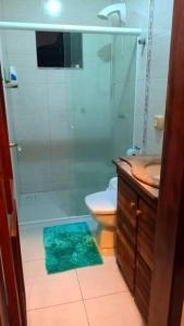 uma casa de banho com um chuveiro, um lavatório e um WC. em Casa em Balneário Camboriú em Balneário Camboriú