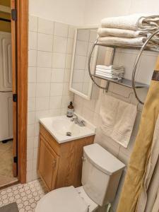 een kleine badkamer met een toilet en een wastafel bij Guesthouse w/ private access and patio in Tucson