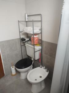 uma pequena casa de banho com WC e lavatório em Makipura em Córdoba