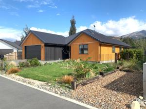 uma casa com um jardim em frente em 6 Dumblane Way em Hanmer Springs