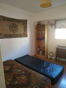 - une chambre avec un lit, une fenêtre et une étagère dans l'établissement Departamento 3 ambientes, à Mar del Plata