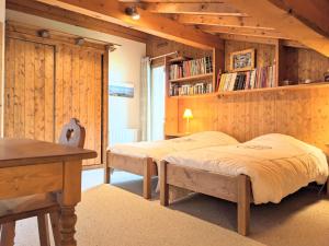 ein Schlafzimmer mit einem Bett und einem Bücherregal in der Unterkunft Chalet Combloux, 6 pièces, 10 personnes - FR-1-560-88 in Combloux