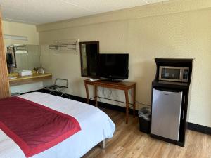 TV a/nebo společenská místnost v ubytování Daniel Boone Motor Inn + 8 fotografií