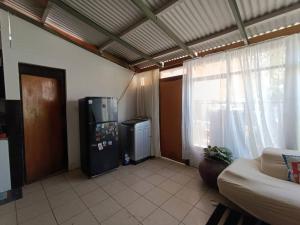 een woonkamer met een koelkast en een raam bij Alojamiento Abigal in Pica
