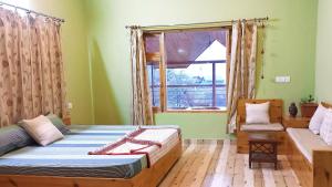 1 dormitorio con cama y ventana en The Naggar Trails, en Nagar
