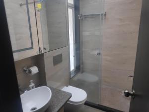 Vannituba majutusasutuses Premium Apartment in Hiranandani Powai by Maxxvalue - Chitranjan