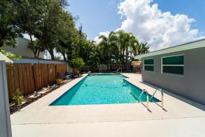 ein Swimmingpool im Hinterhof eines Hauses in der Unterkunft Bacolet Beach Luxe Pool Cottage in Palm Beach Gardens