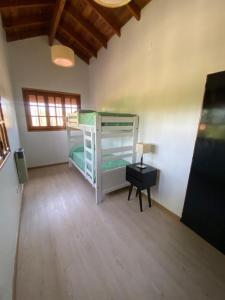 Zimmer mit einem Etagenbett und einem Tisch mit einer Lampe in der Unterkunft Casa Quinta en Gonnet in Manuel B. Gonnet