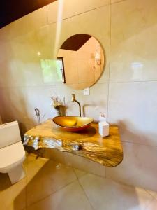 uma casa de banho com um lavatório e um espelho num balcão em Kalis Inn em Alto Paraíso de Goiás