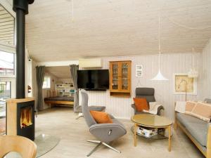 - un salon avec un canapé et une cheminée dans l'établissement Holiday home Ølsted IV, à Ølsted