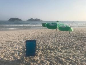 里約熱內盧的住宿－Emerald House，海滩上的绿伞和飞盘