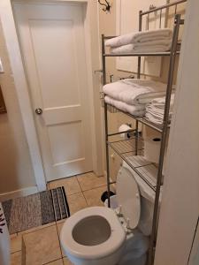 ein Badezimmer mit einem WC und einem Regal mit Handtüchern in der Unterkunft Near Trade Days and the Square in Weatherford