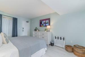 um quarto com uma cama e uma cómoda em Ocean Breeze em Myrtle Beach