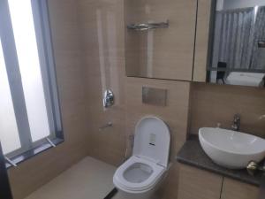 Vannituba majutusasutuses Premium Apartment in Hiranandani Powai by Maxxvalue - Chitranjan