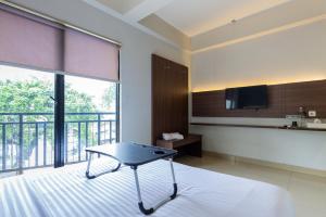 Tempat tidur dalam kamar di Urbanview Hotel Slipi Inn Palmerah by RedDoorz
