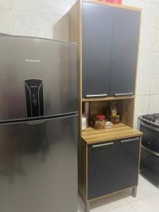 einem Kühlschrank aus Edelstahl in einer Küche mit einer Theke in der Unterkunft Casa Em condomínio portaria24 horas,piscina in Cabo Frio