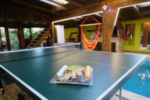 una mesa de ping pong con comida encima en La Piscina di Diutz - No smoking, en Cîrcea