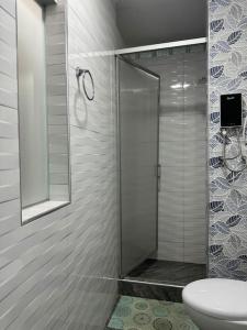 ein Bad mit einer Dusche, einem WC und einem Waschbecken in der Unterkunft Dpto. Estreno - Centro Histórico - 110 M2 in Trujillo