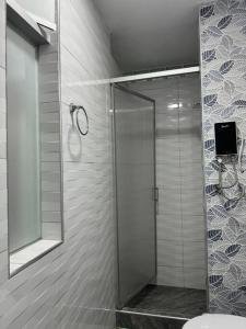 a shower with a glass door in a bathroom at Dpto. Estreno - Centro Histórico - 110 M2 in Trujillo