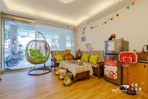 salon z koszykówką i kanapą w obiekcie Hexin w mieście Ji’an