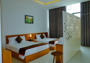 Postel nebo postele na pokoji v ubytování Khách sạn Phố Ngọc