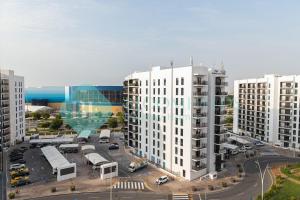 uma cidade com altos edifícios brancos e um parque de estacionamento em Classic Studio In Water's Edge em Abu Dhabi