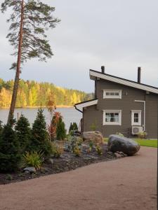 una casa a orillas de un lago en Stunning log cabin 45m2 on the shore of Kallavesi., en Kuopio