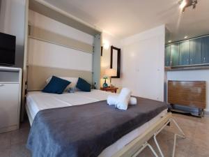 - une chambre avec un grand lit et des oreillers bleus dans l'établissement Estudio Platja d'Aro, estudio, 3 personas - ES-209-1, à Platja d'Aro