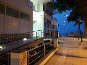 un bâtiment à côté d'un trottoir à côté d'un bâtiment dans l'établissement Estudio Platja d'Aro, estudio, 3 personas - ES-209-1, à Platja d'Aro