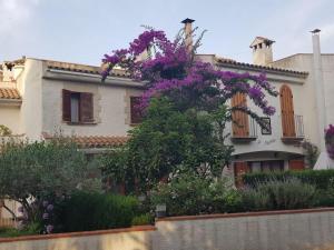 een huis met paarse bloemen ervoor bij Casa Platja d'Aro, 3 dormitorios, 6 personas - ES-209-13 in S'Agaro