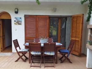 een houten tafel en stoelen op een patio bij Casa Platja d'Aro, 3 dormitorios, 6 personas - ES-209-13 in S'Agaro