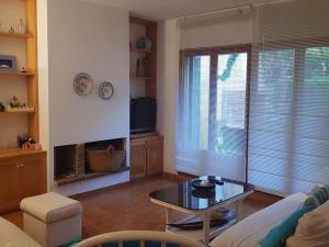 een woonkamer met een salontafel en een televisie bij Casa Platja d'Aro, 3 dormitorios, 6 personas - ES-209-13 in S'Agaro
