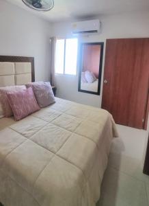 Un dormitorio con una cama grande y una ventana en Mirador Piso 17 - Acogedor y Exclusivo apartamento en piso 17 con vista al mar, en Cartagena de Indias