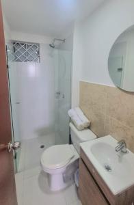 Et badeværelse på Mirador Piso 17 - Acogedor y Exclusivo apartamento en piso 17 con vista al mar